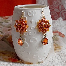 BO Lady in Orange brod&eacute;es avec des cabochons en forme de rose orn&eacute;s de perles rondes nacr&eacute;es, rocailles &agrave; laquelle s'ajoute des poires en Cristal de Swarovski. Mont&eacute;es sur des crochets Gold Filled  